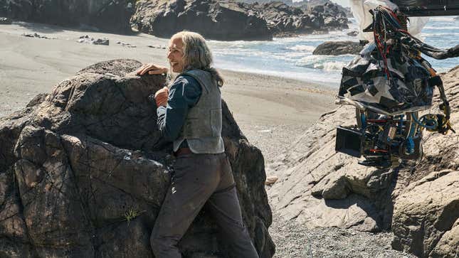 Allison Janney s'appuie contre un rocher sur le tournage de Lou