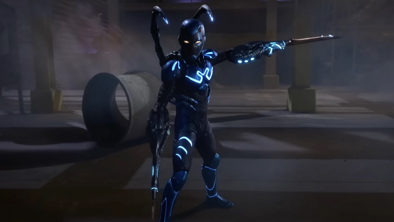 Jaime Reyes habillé en Blue Beetle avec des mains d'épée