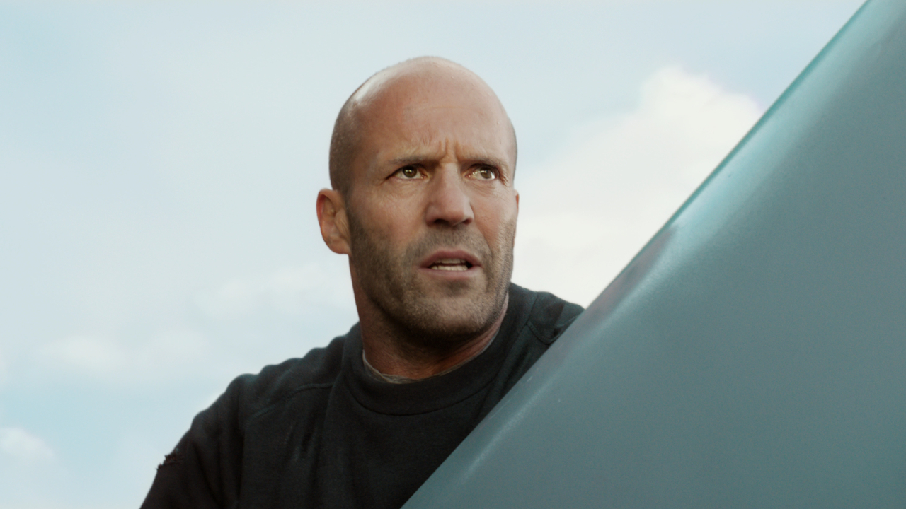 Jason Statham hält einen riesigen Gegenstand in der Hand und scheint für den Kampf in Meg 2: The Trench vorbereitet zu sein.