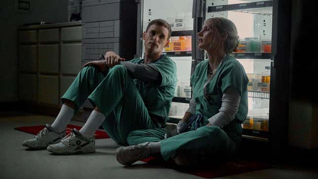 (von links) Eddie Redmayne und Jessica Chastain in Tobias Lindholms The Good Nurse.