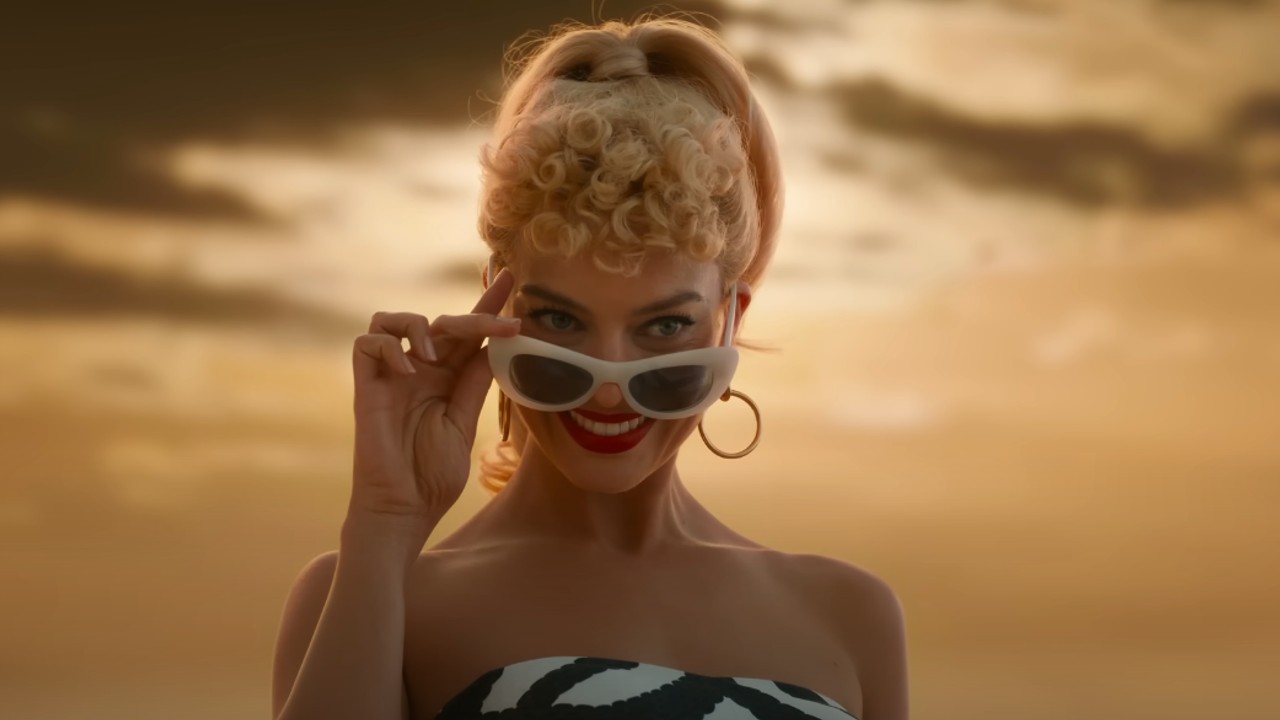 Марго Робби в роли Барби, выглядывающая поверх солнцезащитных очков