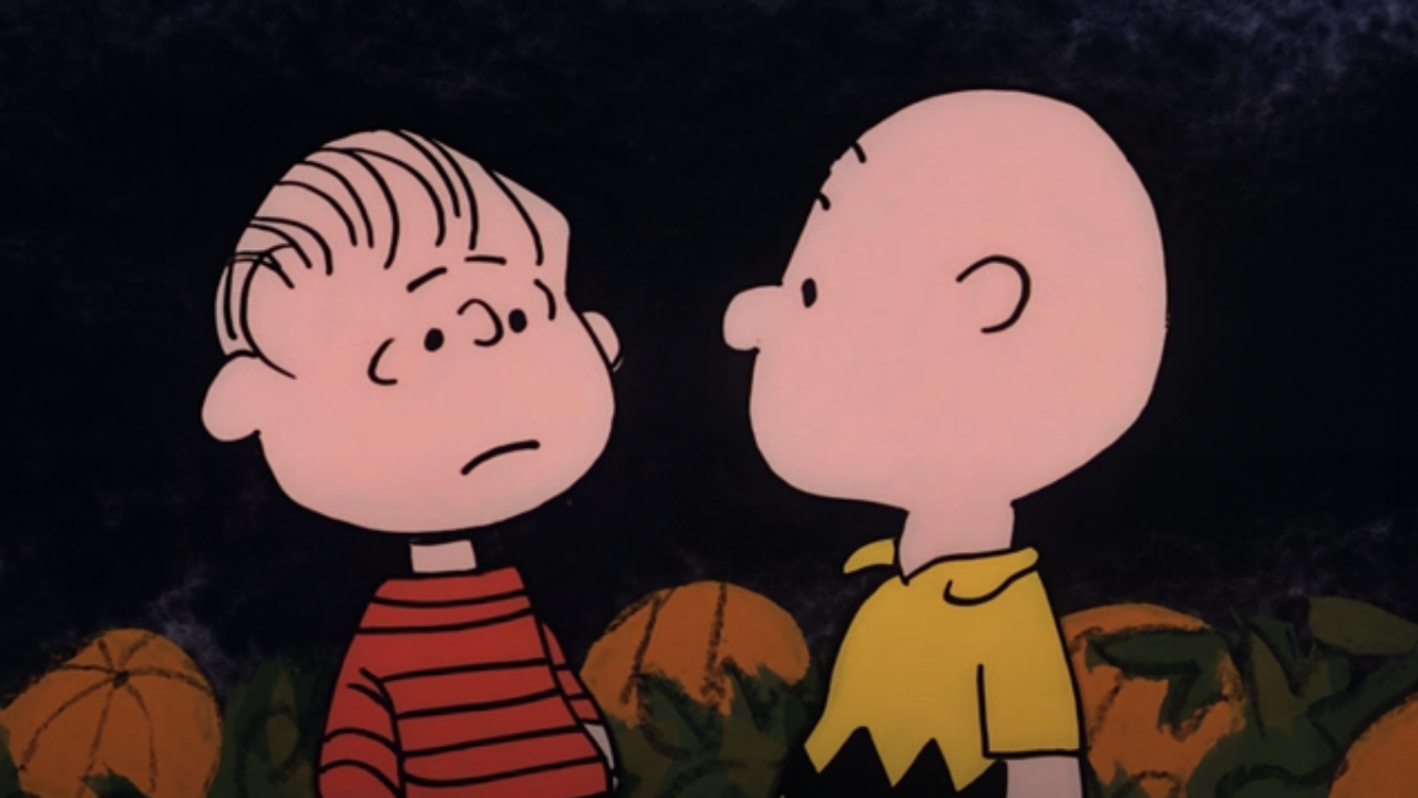 Linus et Charlie discutent dans le champ de citrouilles dans C'est la grande citrouille, Charlie Brown.
