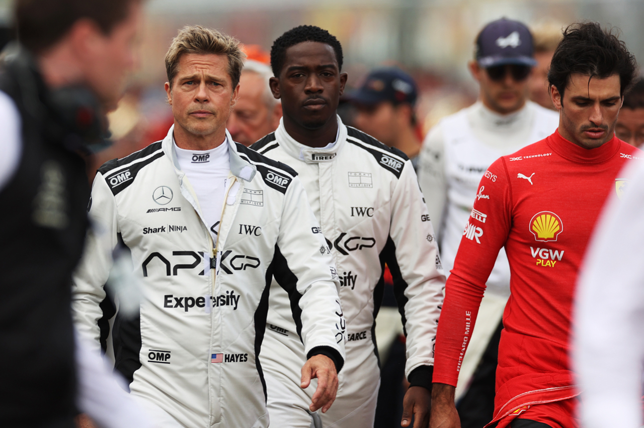 9. JULI: Brad Pitt, Star des kommenden Formel-1-Films „Apex“, und Damson Idris, Co-Star des kommenden Formel-1-Films „Apex“, betreten die Startaufstellung während des F1-Grand-Prix von Großbritannien auf dem Silverstone Circuit 09. Juli 2023 in Northampton, England