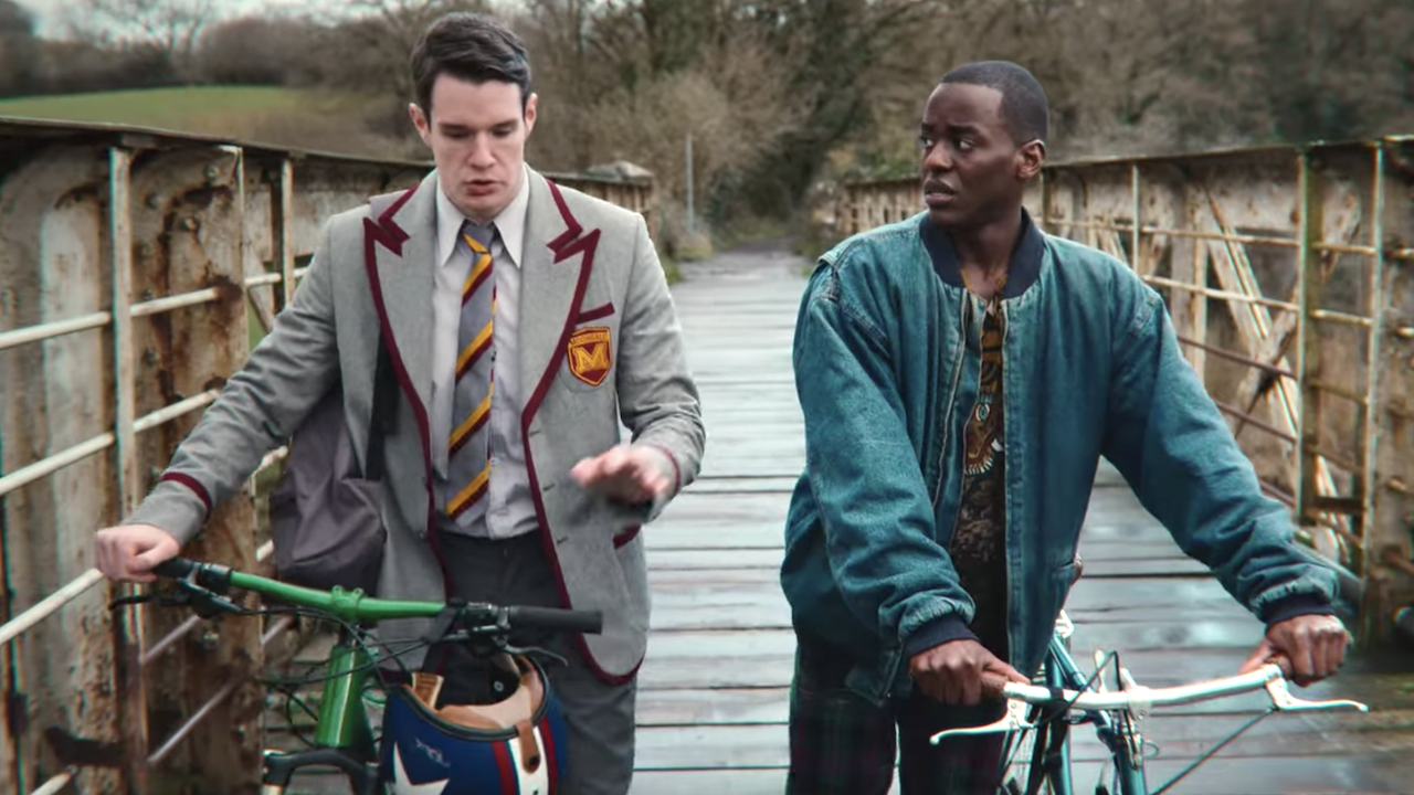 Sexualerziehung Staffel 3 auf Netflix, Adam und Eric mit Fahrrädern
