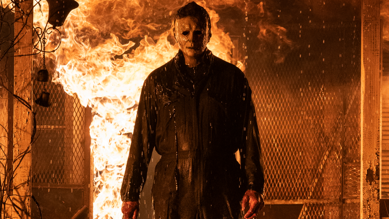 Michael Myers se tient devant un incendie dans Halloween Kills.