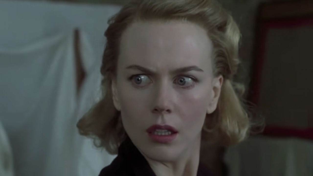 Nicole Kidman sieht in „The Others“ verängstigt aus.