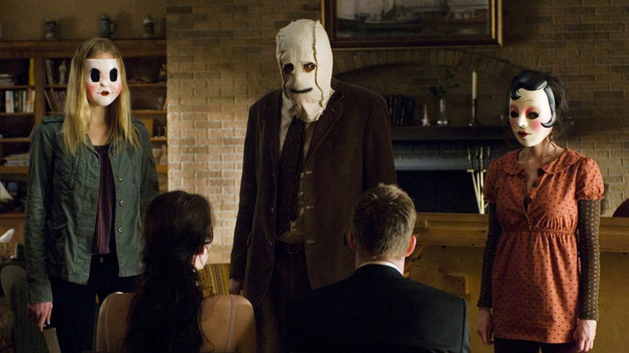 In „The Strangers“ terrorisieren drei maskierte Fremde ein Paar