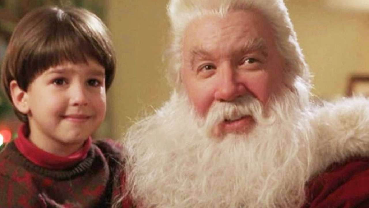 Tim Allen dans le rôle du Père Noël avec son fils à l'écran dans The Santa Clause.