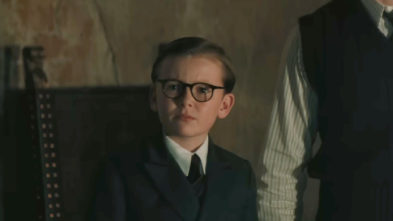 Jude Hill in „Ein Spuk in Venedig“.