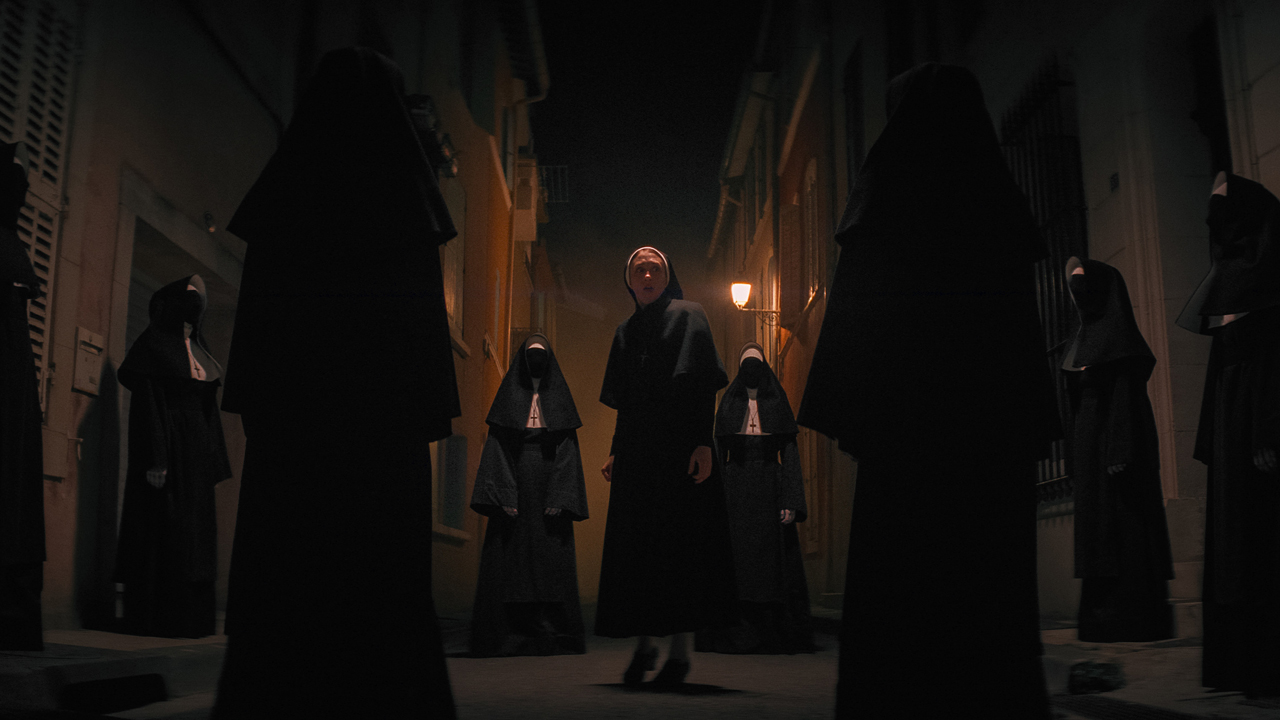 Sœur Irène entourée de religieuses dans The Nun 2