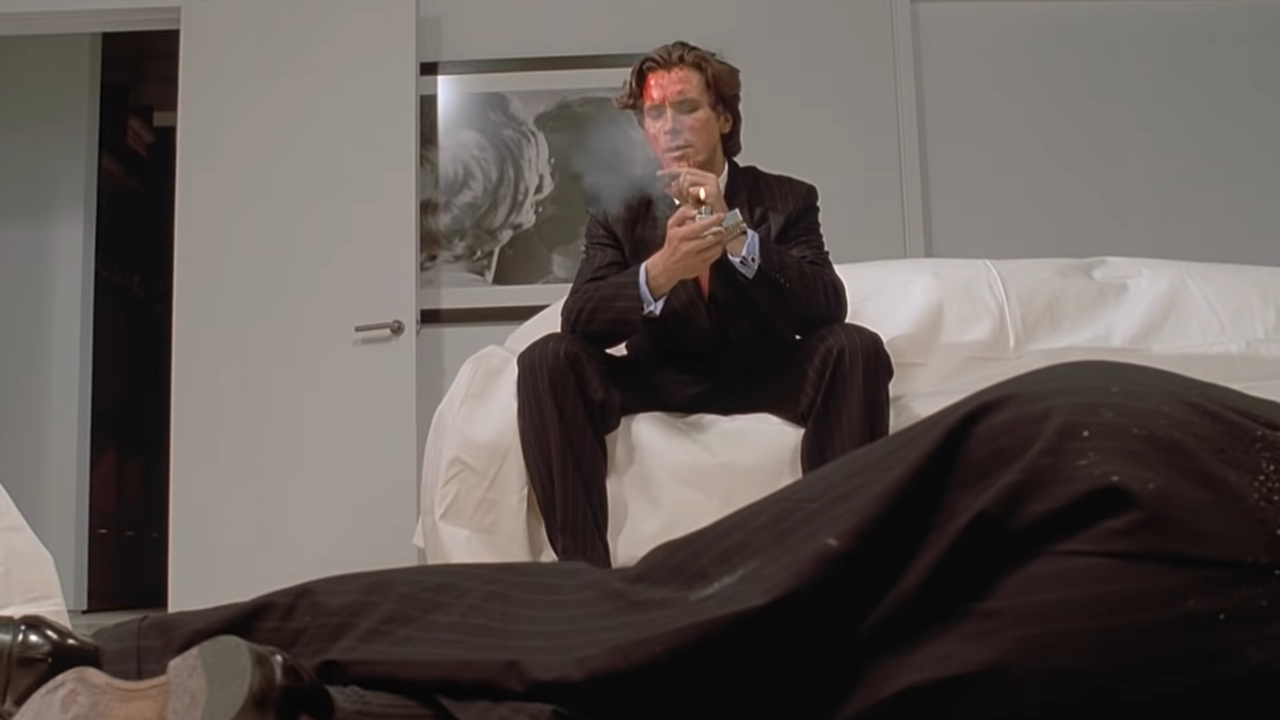 Патрик Бейтман курит сигарету в фильме «Американский психопат».