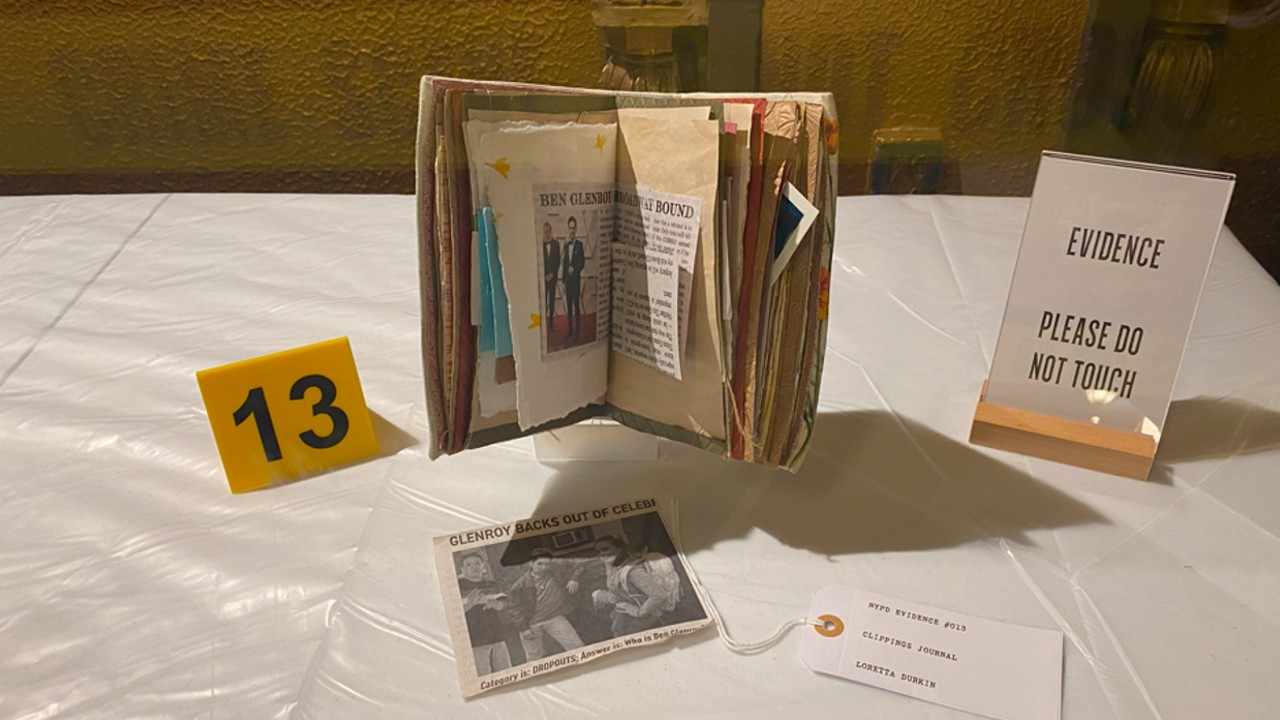 Lorettas Tagebuch mit Fotos von Dickie und Ben aus Only Murders in the Building.
