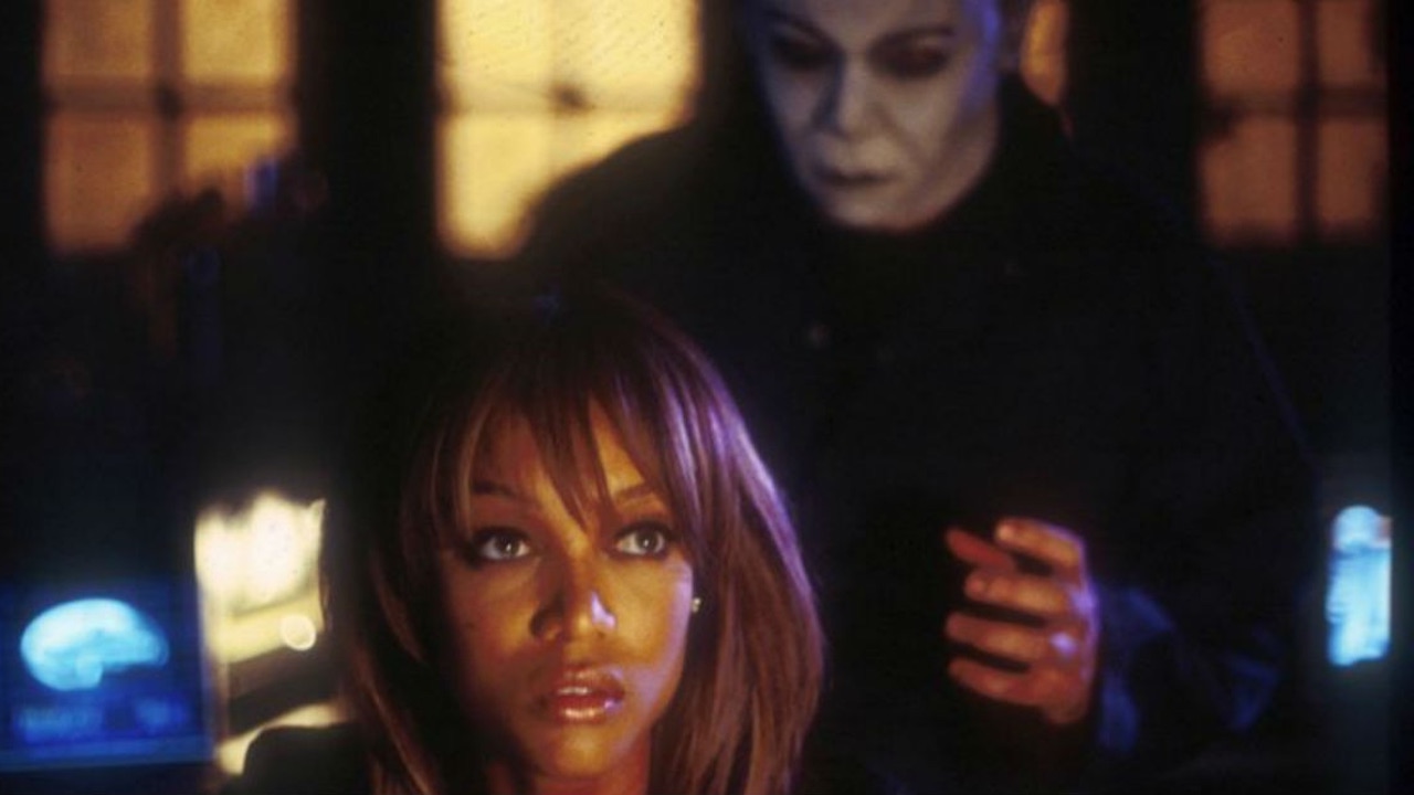 Tyra Banks et Michael Myers dans Halloween : Résurrection