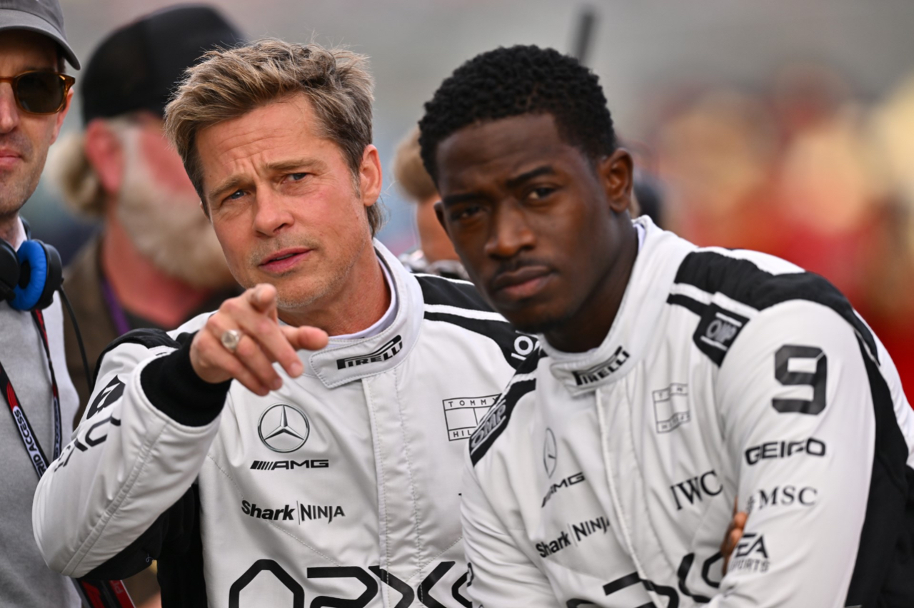 9. JULI: Brad Pitt, Star des kommenden Formel-1-Films „Apex“, und Damson Idris, Co-Star des kommenden Formel-1-Films „Apex“, schauen aus der Startaufstellung beim F1-Grand-Prix von Großbritannien auf dem Silverstone Circuit zu am 09. Juli 2023 in Northampton, England.