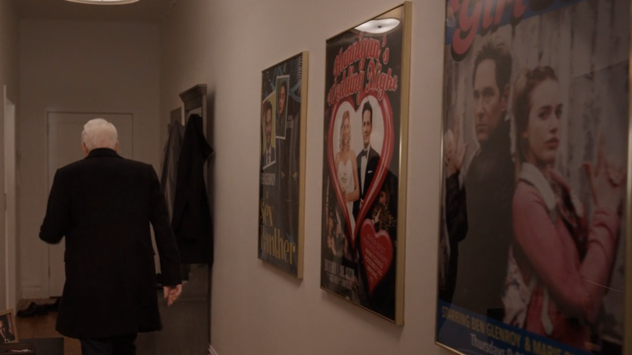 Filmplakate der Ben Glenroy-Filme „Sex Panther“, „GirlCop“ und „Hannigans Hochzeitsnacht“ in „Only Murders in the Building“.