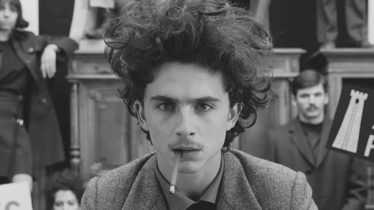 Timothee Chalamet in Schwarzweiß in Wes Andersons The French Dispatch