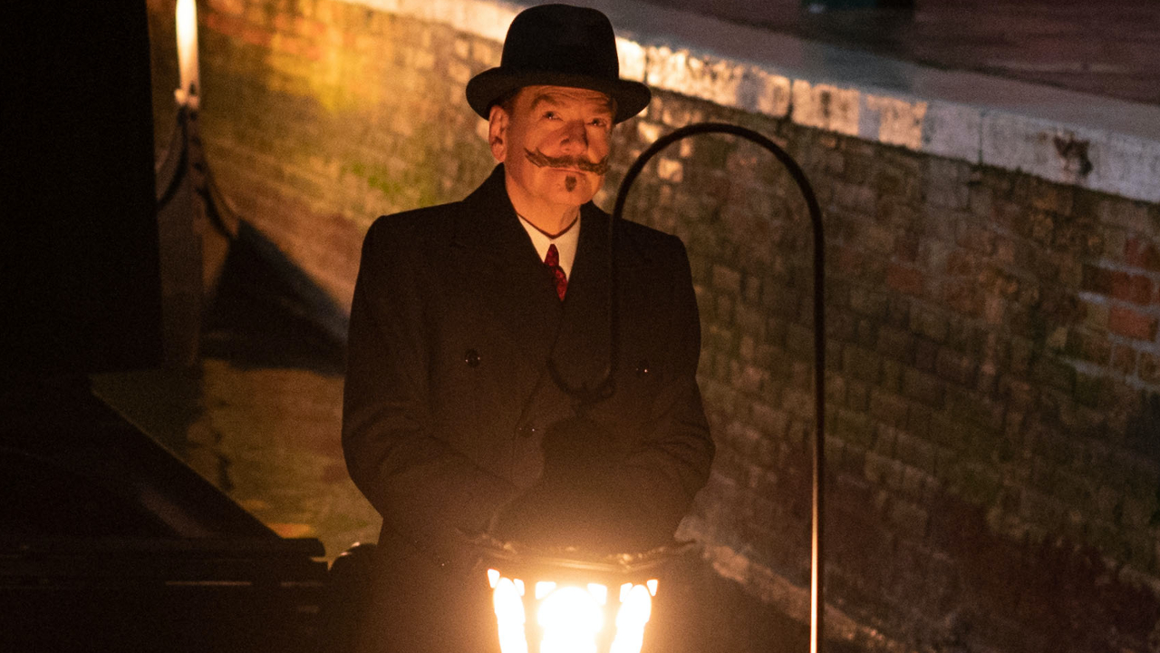 Kenneth Branagh se tient debout sur une gondole naviguant de nuit dans A Haunting in Venice.