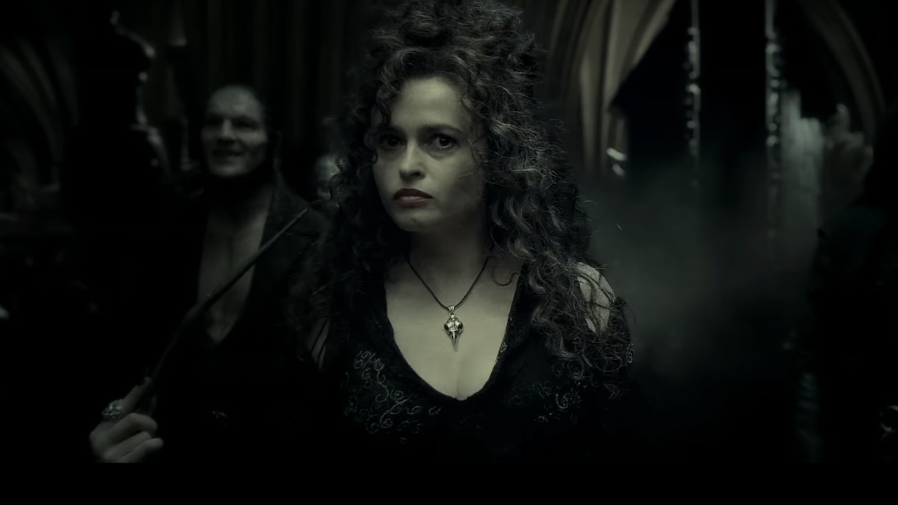 Bellatrix souriant avec sa baguette dans Harry Potter