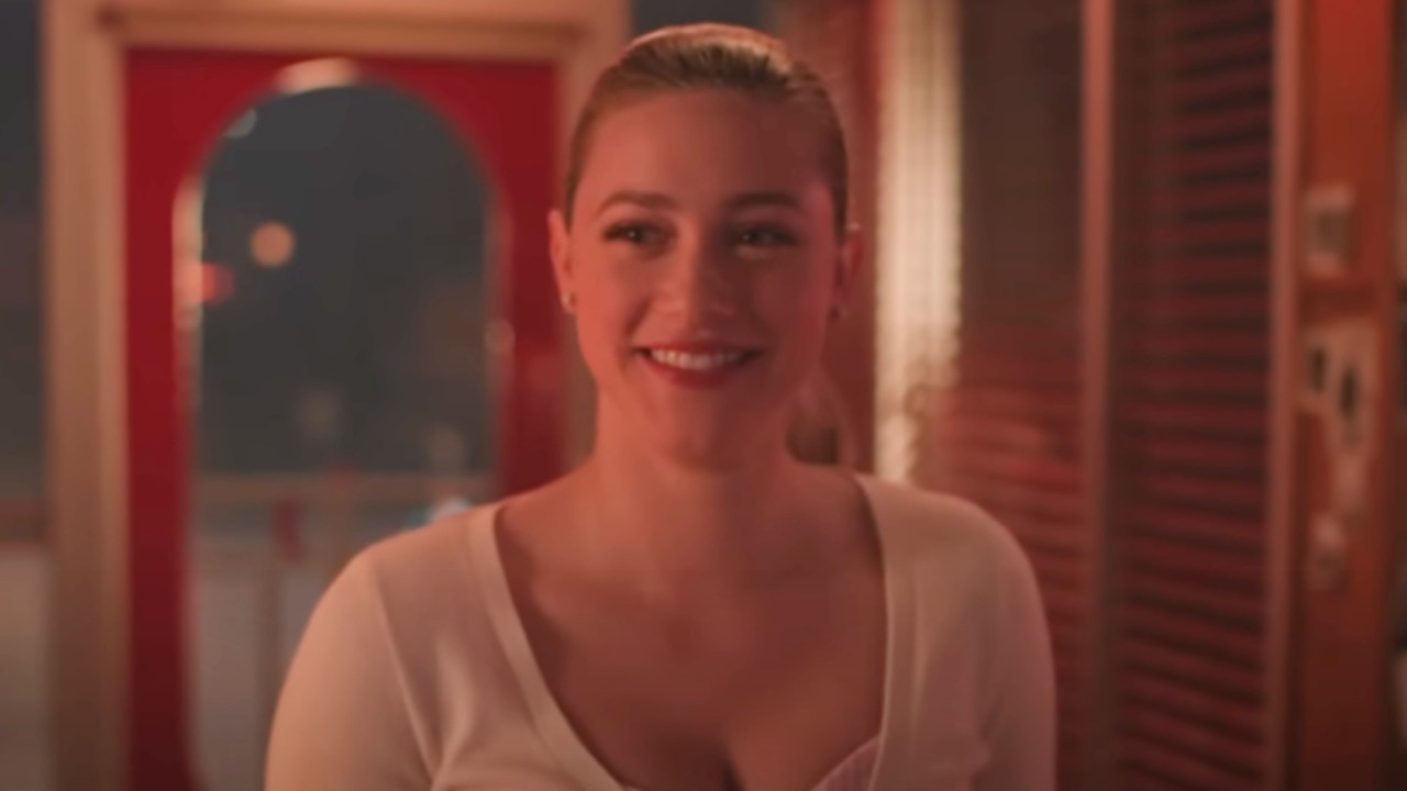 Ein Screenshot von Lili Reinhart, die als Betty in Riverdale lächelt.