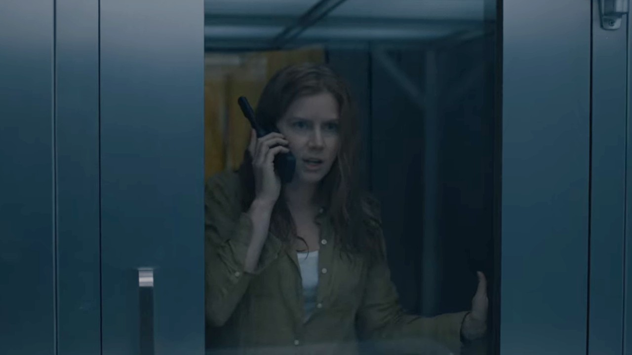 Эми Адамс разговаривает по телефону на скриншоте из фильма «Прибытие».