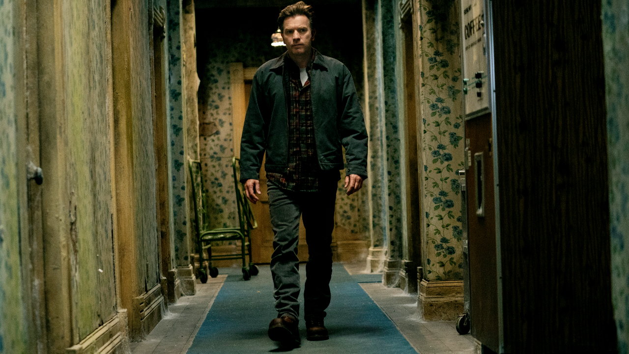 Ewan McGregor marche dans un couloir pourri de l'hôtel Overlook dans Doctor Sleep.