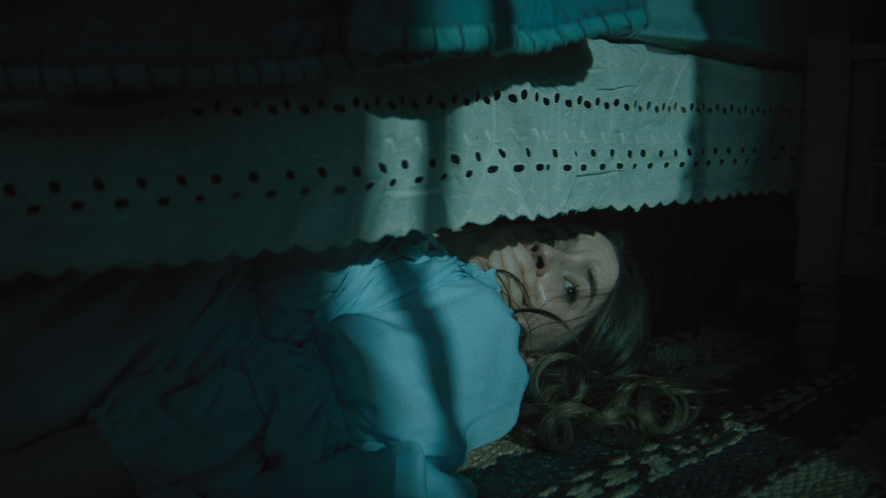 Kaitlyn Dever se cache sous un lit dans No One Will Save You