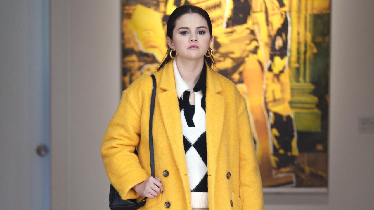 Selena Gomez in einer gelben Longline-Jacke in Staffel 2 von Only Murders in the Building.
