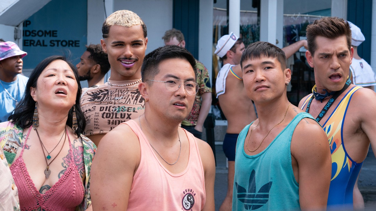 De gauche à droite : Margaret Cho, Tomás Matos, Bowen Yang, Joel Kim Booster et Matt Rogers dans Fire Island, l'air joyeusement choqués.
