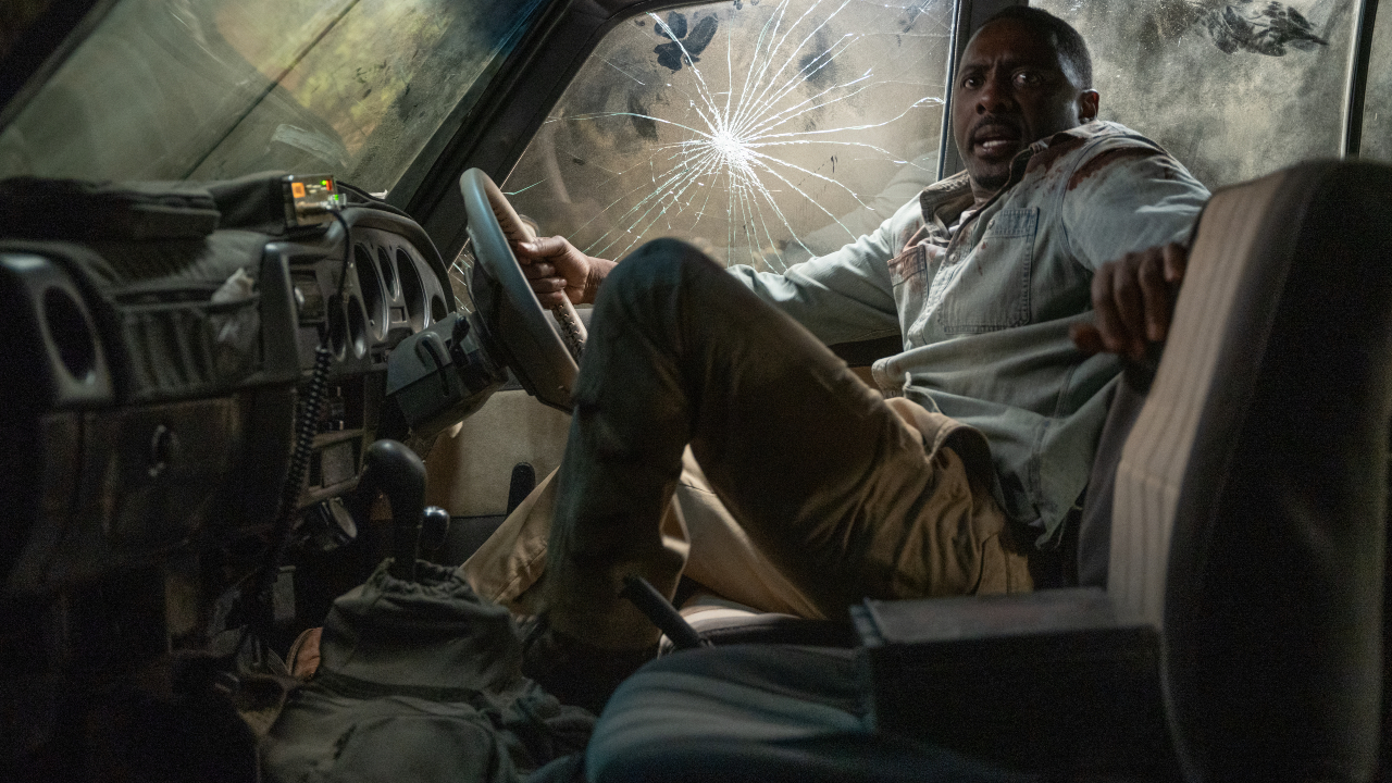 Idris Elba zieht sich in Beast voller Angst in seinem Auto zurück.
