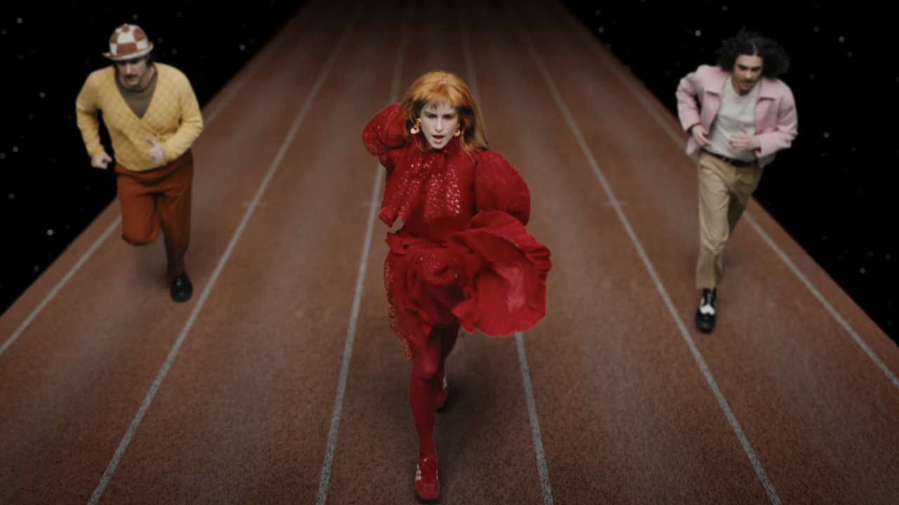 Paramore dans le clip de Running Out of Time