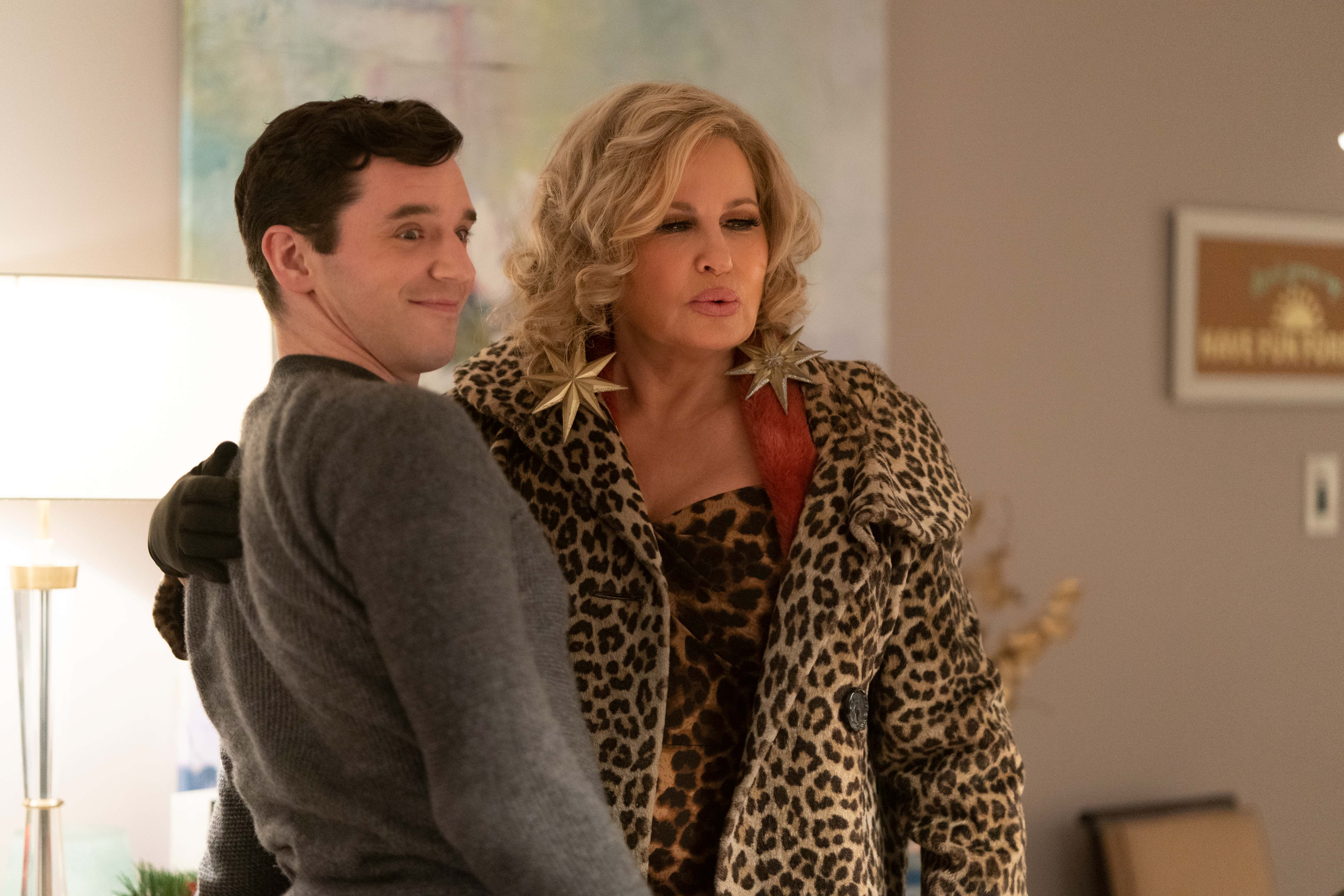 Michael Urie und Jennifer Coolidge in Single All The Way