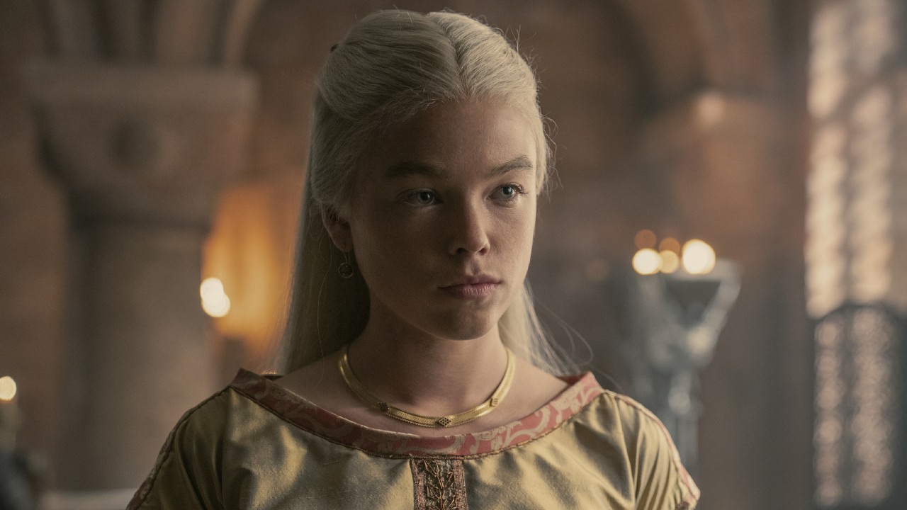 Une image du site de presse HBO de Milly Alcock dans le rôle de la jeune Rhaenyra Targaryen dans House of the Dragon.