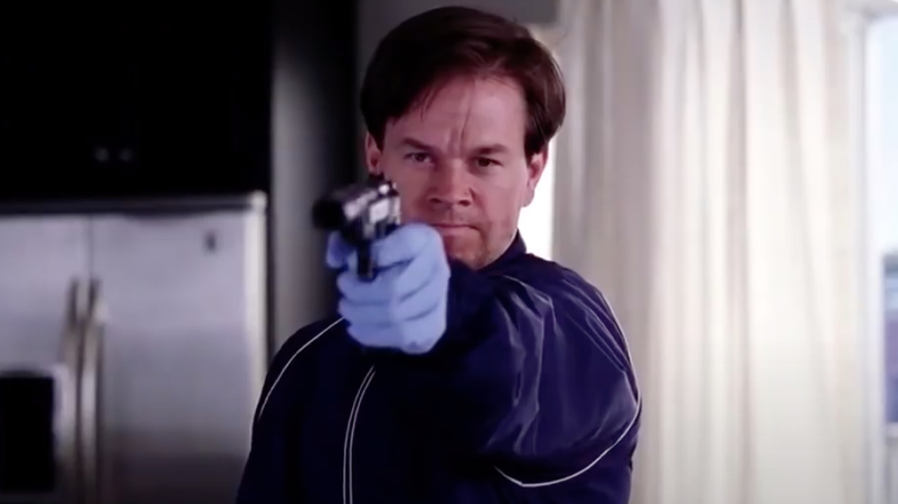 Capture d'écran de Mark Wahlberg tenant une arme à feu à la fin de The Departed