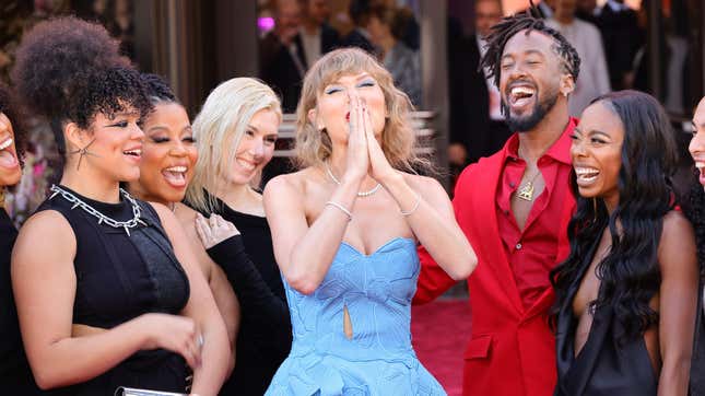 Taylor Swift et ses danseurs du Eras Tour lors de la première du film à Los Angeles.