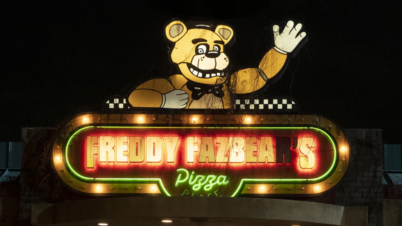 Знак Freddy Fazbear Pizza из фильма Five Nights at Freddy's Movie