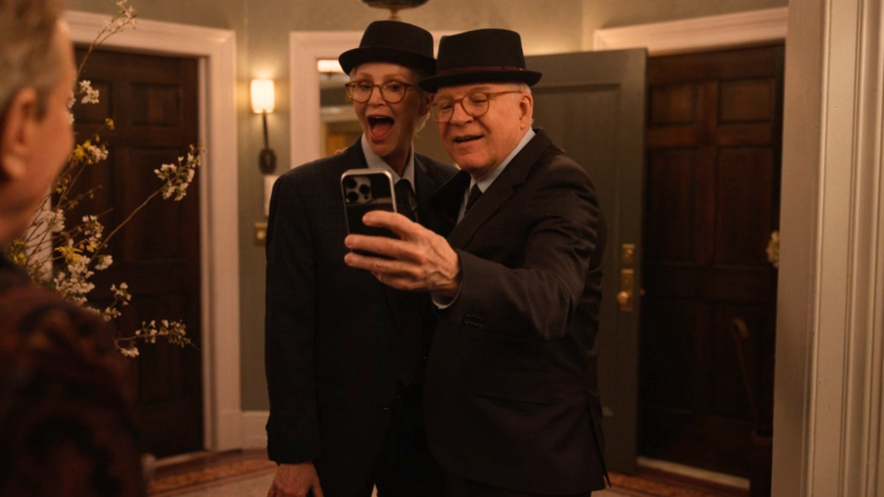Ein Screenshot von Jane Lynch und Steve Martin, die im Finale der dritten Staffel von Only Murders in the Building gemeinsam ein Selfie machen.