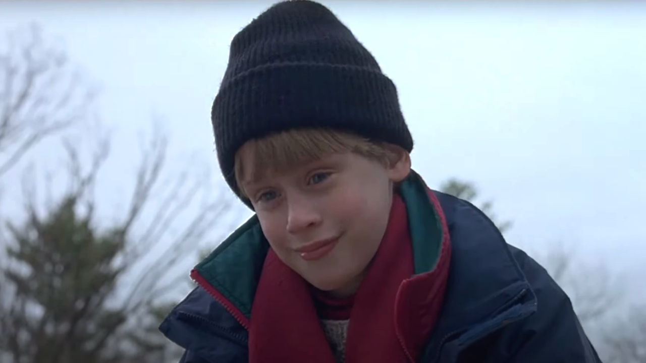 Macaulay Culkin portant un sourire diabolique en extérieur dans The Good Son.