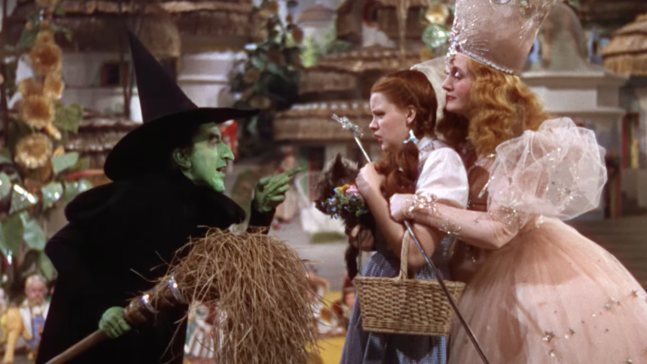 La sorcière et Dorothy dans Le Magicien d'Oz pendant qu'elle tient Toto.