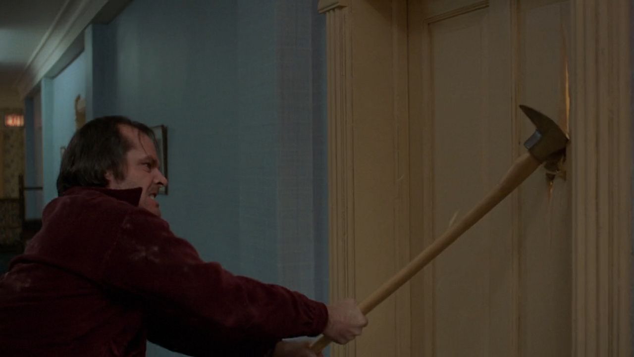 Jack Torrance balance une hache à la porte
