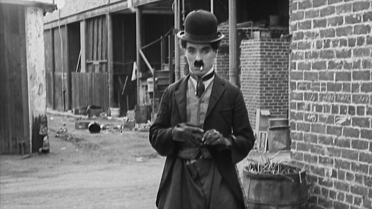 Charlie Chaplin dans le rôle du Clochard