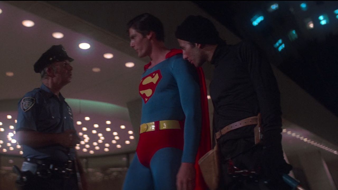 Superman livre un voleur à la police