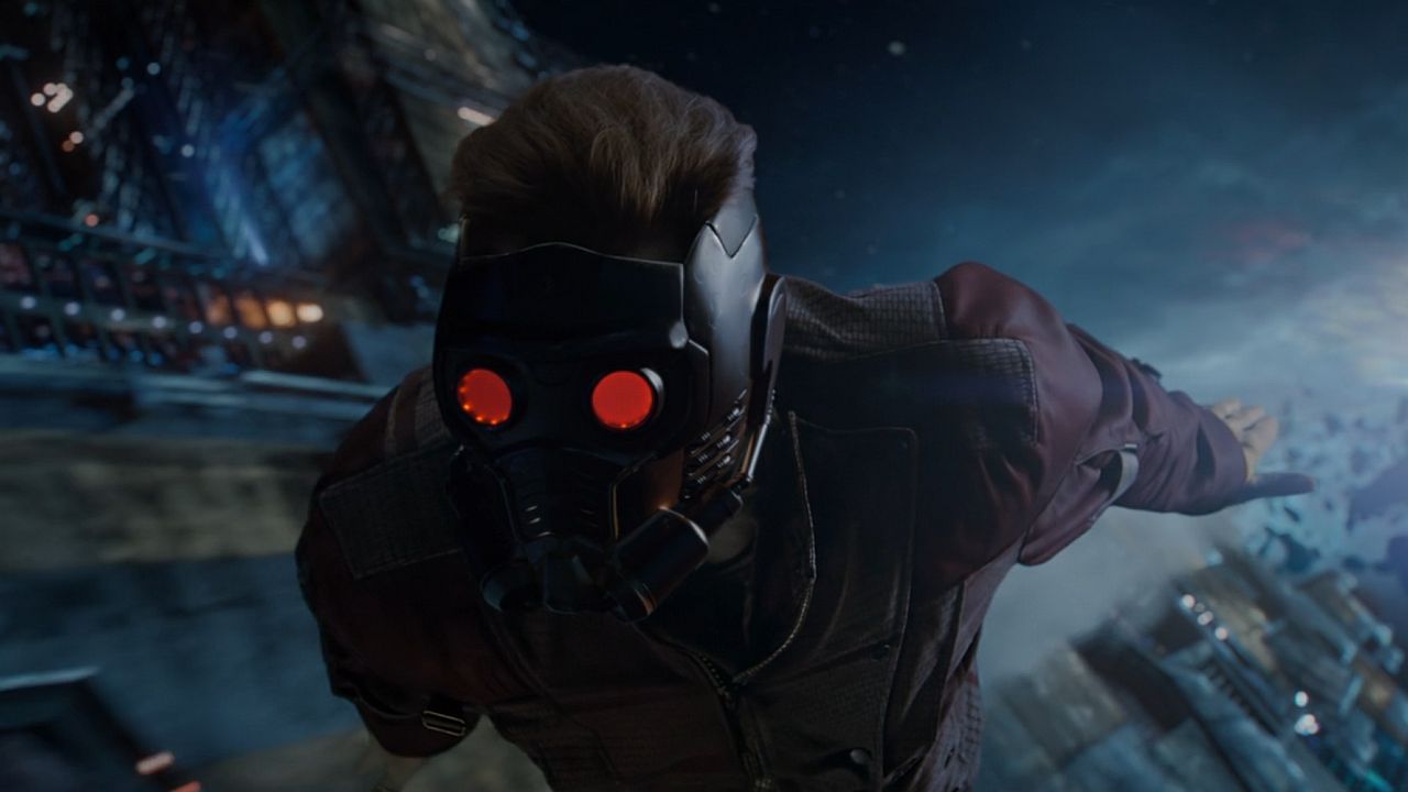 Star-Lord volant dans l'espace avec un masque