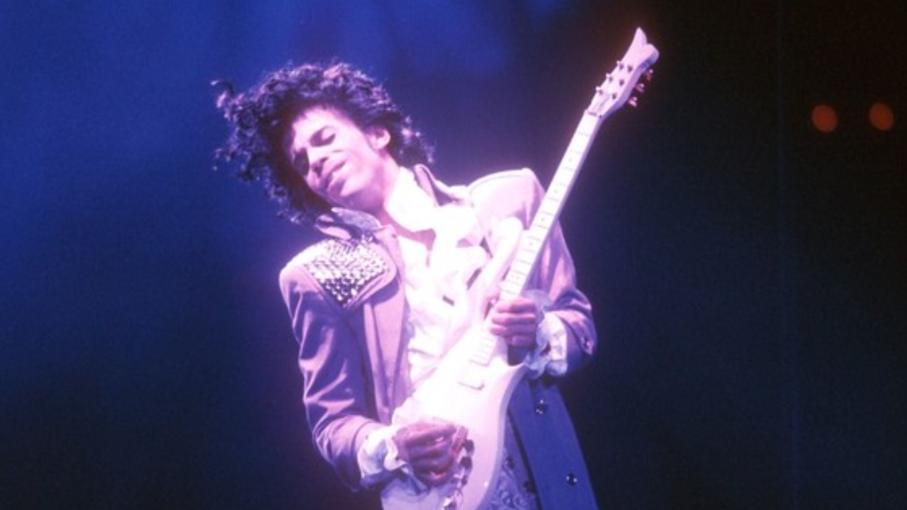 Prince sous une pluie violette