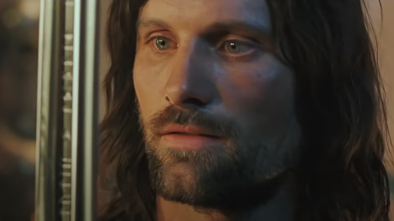 Viggo Mortensen regarde Andúril dans Le Seigneur des Anneaux : Le Retour du Roi.