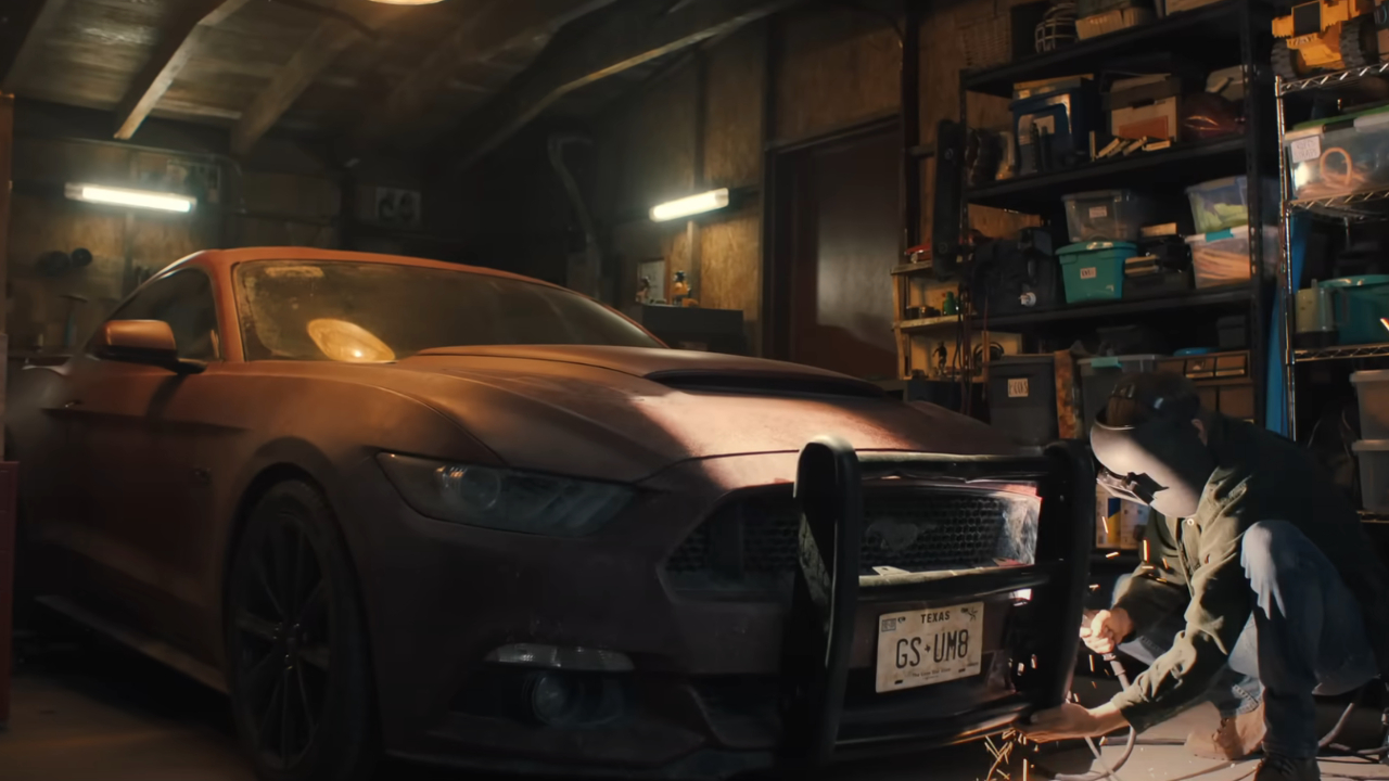 Joel Kinnaman repariert in „Stille Nacht“ sein Auto