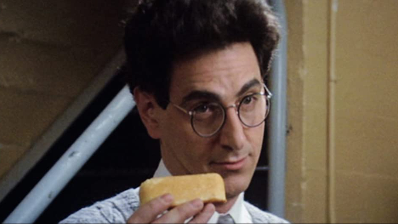 Harold Ramis hält in Ghostbusters einen Twinkie hoch.