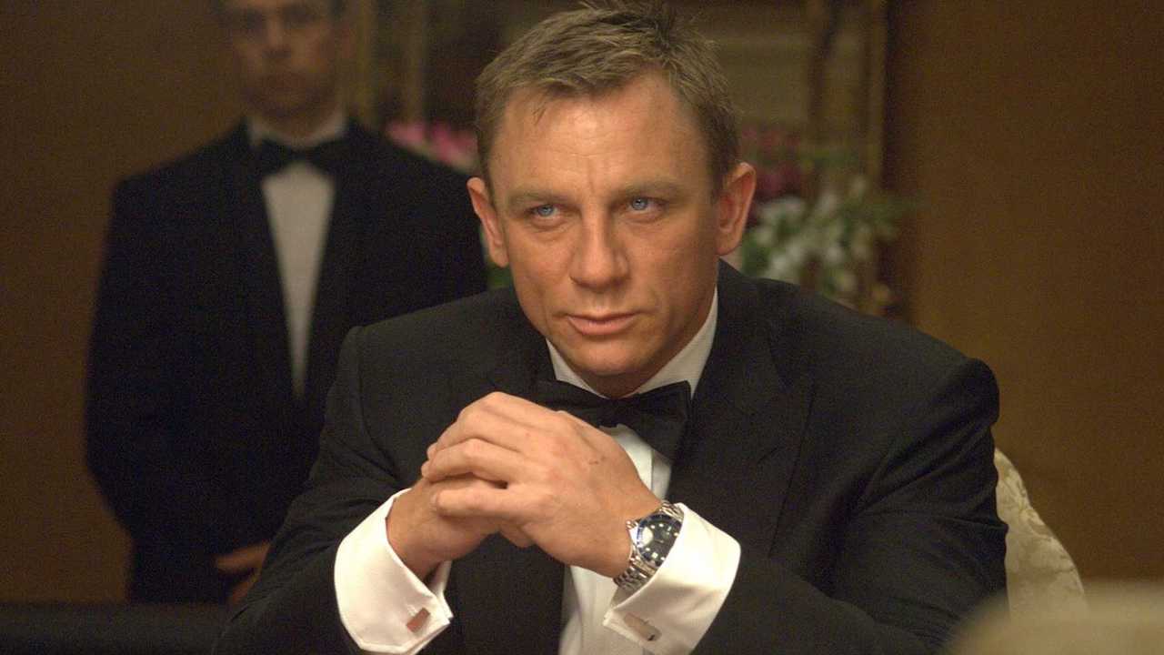 Daniel Craig en smoking dans Casino Royale, un film d'espionnage.