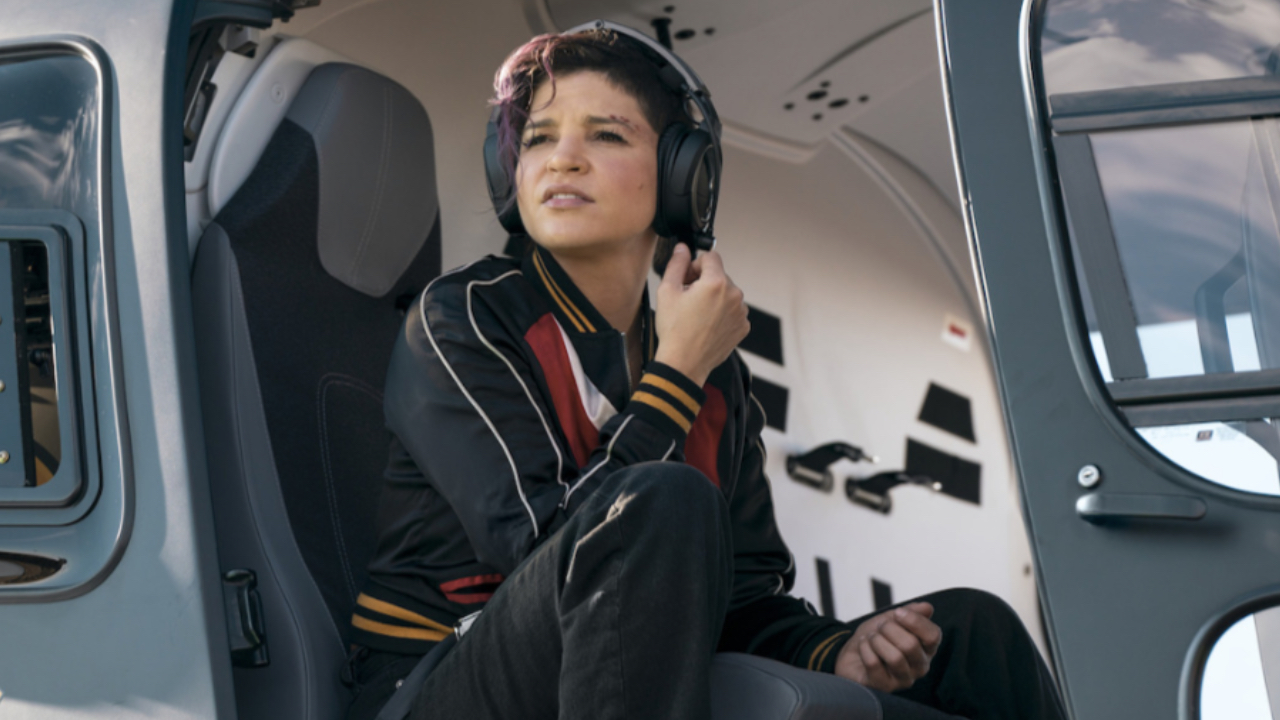 Paola Lázaro im Hubschrauber für Netflix‘ Obliterated