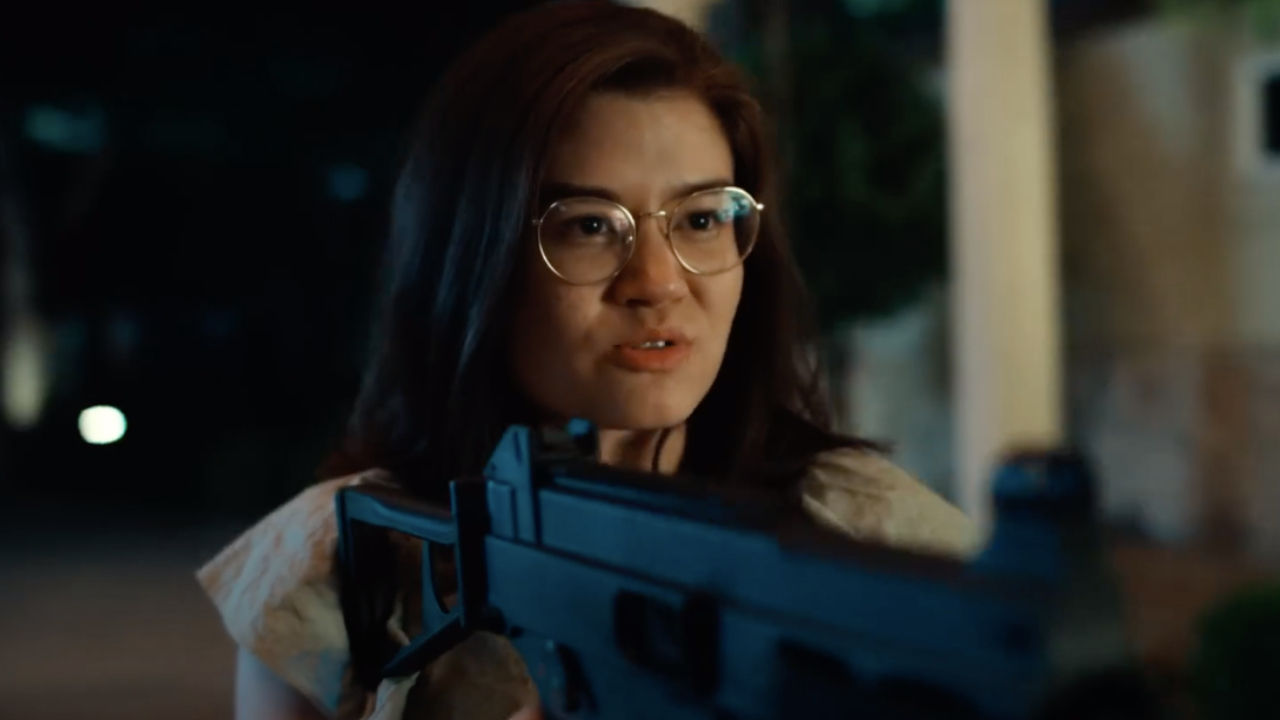 Кими Ратледж держит пистолет в трейлере Netflix’s Obliterated