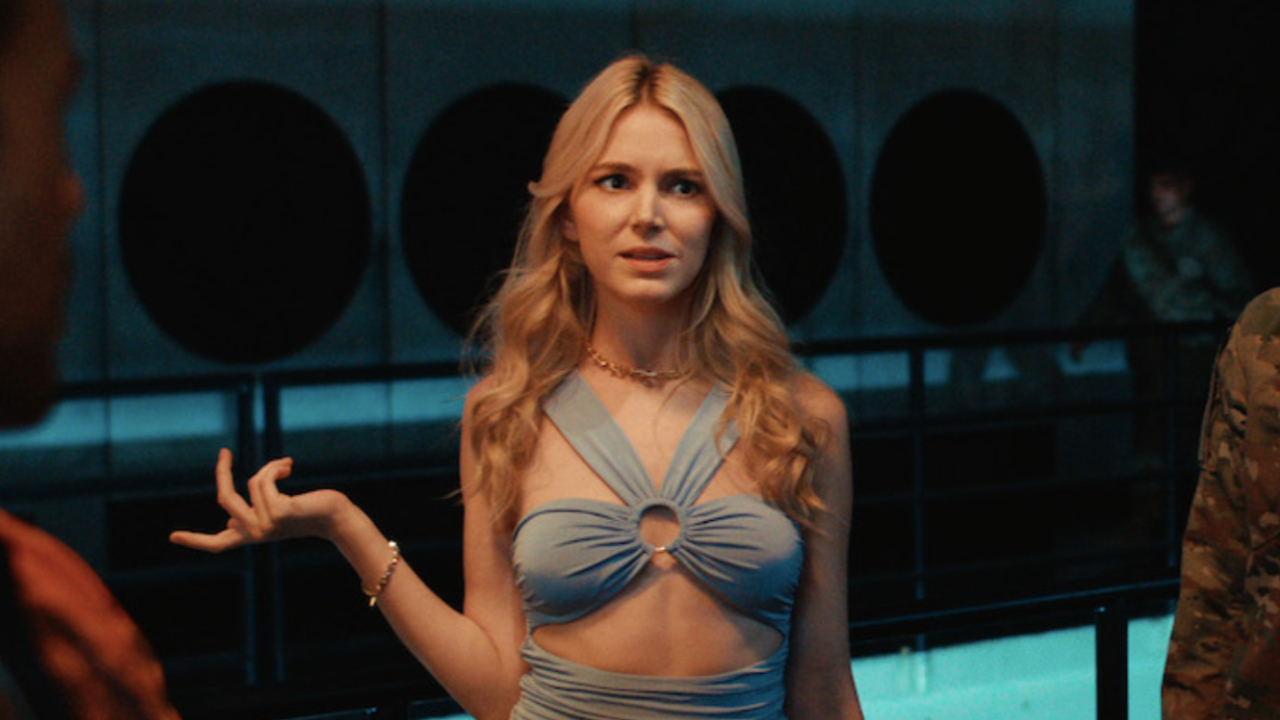 Alyson Gorske als Partygirl in der Netflix-Serie Obliterated